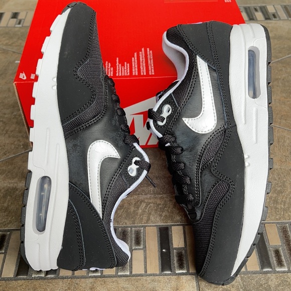 Nike Shoes - NIKE AIR MAX 1 WMNS